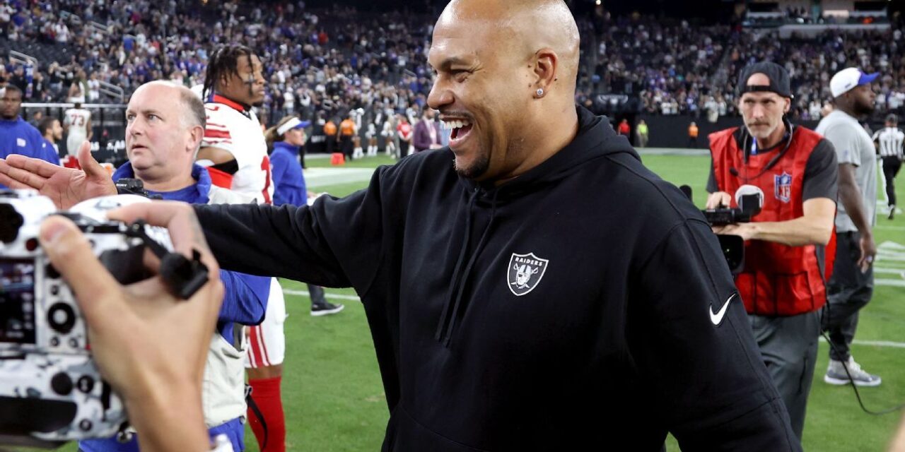 ’Se siente muy diferente' – Los Raiders ganan en el debut de Antonio Pierce