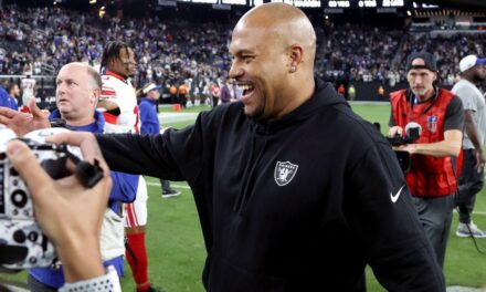 ’Se siente muy diferente' – Los Raiders ganan en el debut de Antonio Pierce
