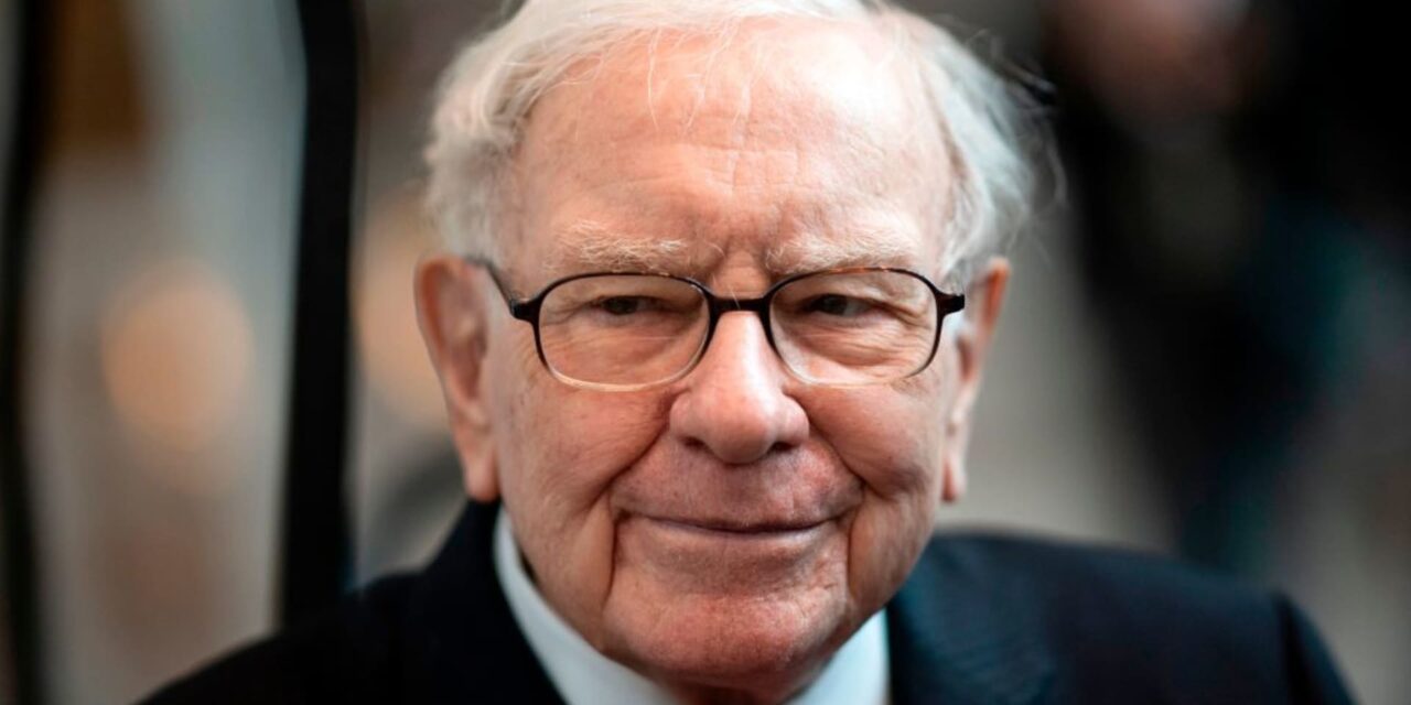 Según ProPublica, los datos del IRS muestran que Buffett negoció acciones de Berkshire en su cuenta personal.