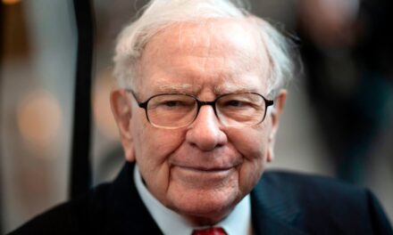 Según ProPublica, los datos del IRS muestran que Buffett negoció acciones de Berkshire en su cuenta personal.