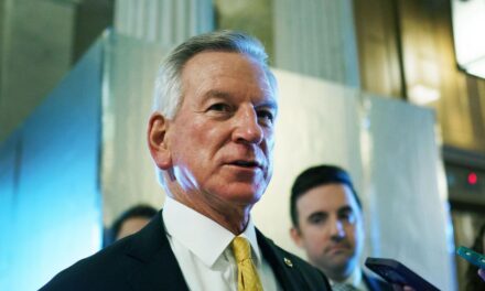 Senadores republicanos confrontan a Tommy Tuberville por ascensos militares bloqueados