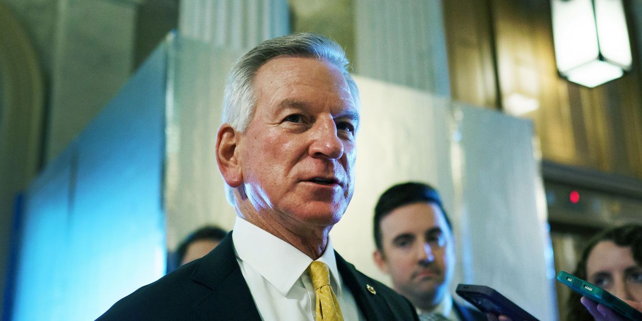 Senadores republicanos confrontan a Tommy Tuberville por ascensos militares bloqueados