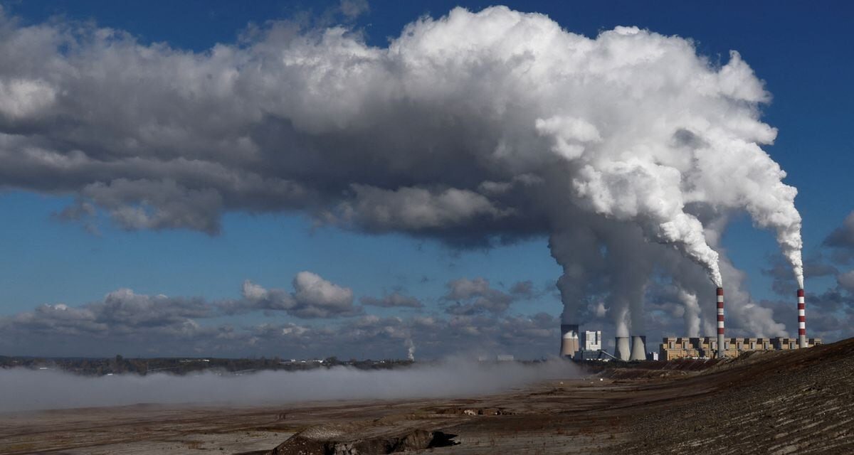 Solo el 4% de los países se plantea eliminar las multimillonarias ayudas a los combustibles fósiles en sus aviones climáticos |  Clima y Medio Ambiente