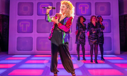 "Tammy Faye Bakker se dirige a Broadway".  Como musical.