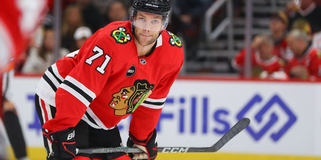Taylor Hall de los Blackhawks será operado y se perderá el resto de la temporada