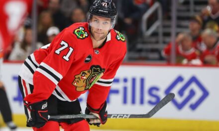 Taylor Hall de los Blackhawks será operado y se perderá el resto de la temporada