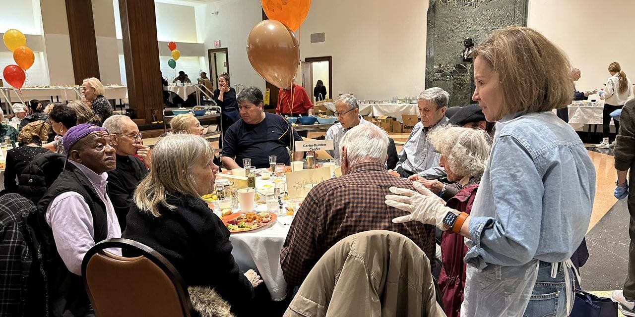 Temple Emanu-El organiza cena de Acción de Gracias para la comunidad