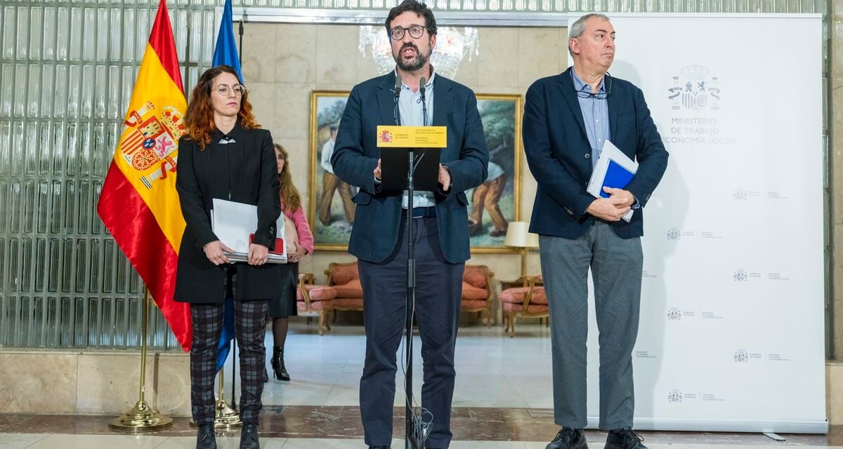 Trabajo negocia un aumento del salario mínimo del 4% para el próximo año |  Economía