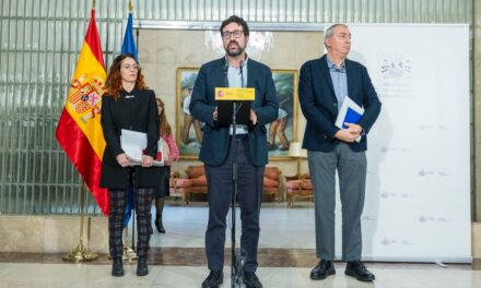 Trabajo negocia un aumento del salario mínimo del 4% para el próximo año |  Economía