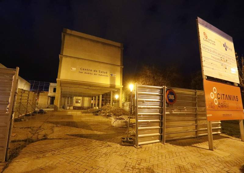 Tres okupas se instalan en el sótano del centro de salud de Pinilla sin uso.