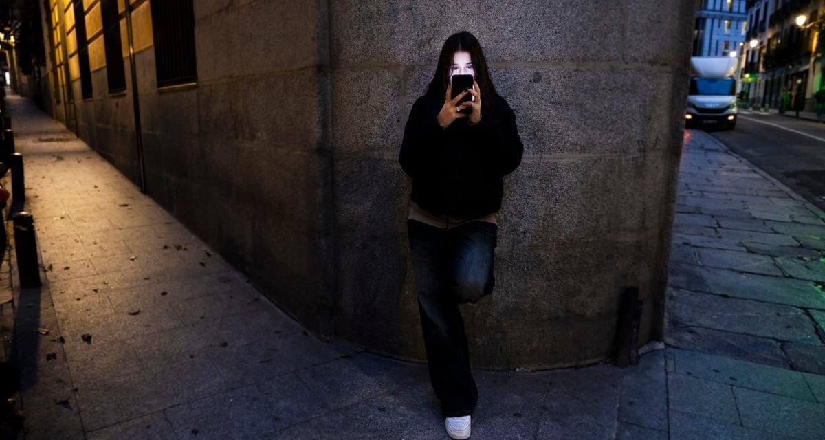 Tres padres de Madrid denuncian a la policía la inclusión de sus hijos menores en un chat sexual y violento |  Madrid |  España