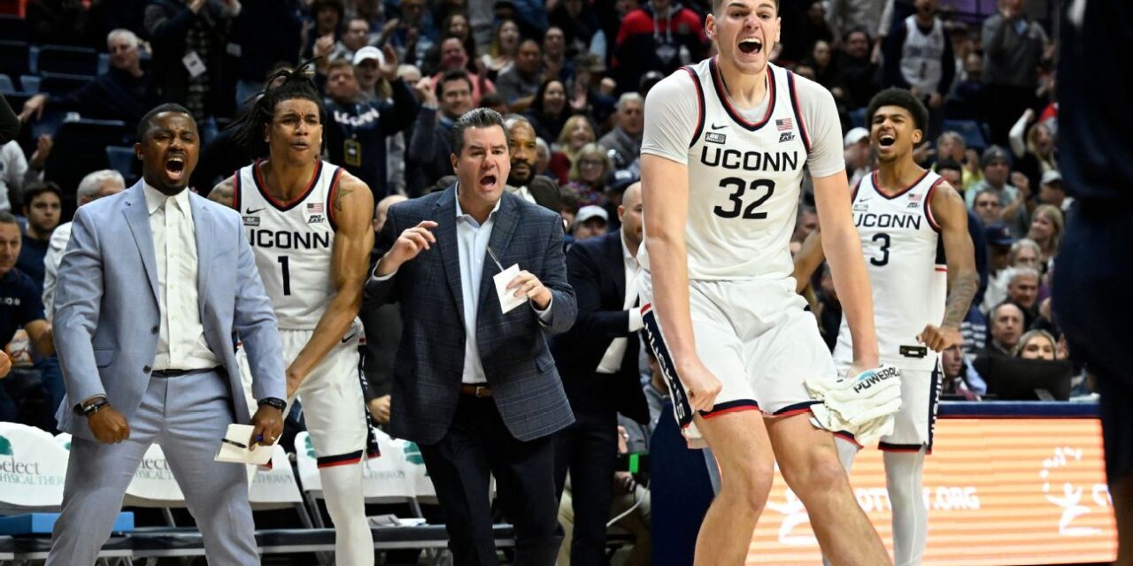 UConn gana récord de 24º juego consecutivo fuera de la conferencia por dos dígitos