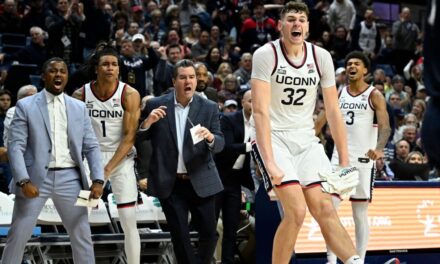 UConn gana récord de 24º juego consecutivo fuera de la conferencia por dos dígitos