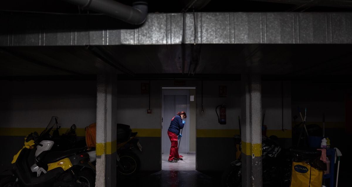 Un hombre mata a su exmujer de 25 años ya su hija de cinco en su piso de Madrid |  Sociedad