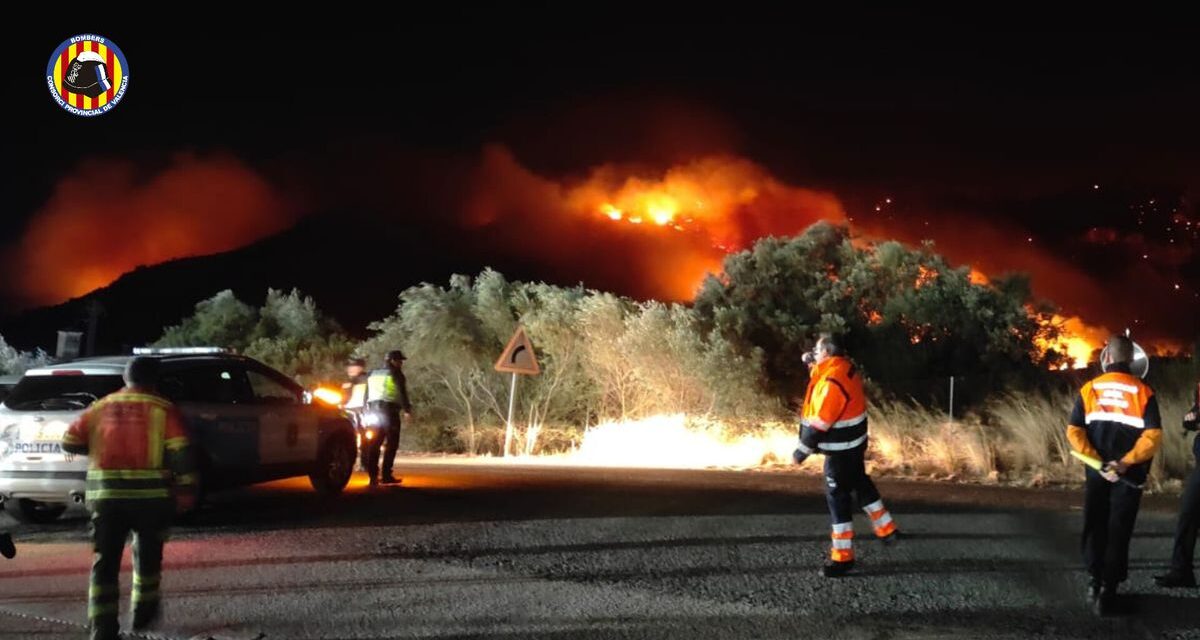 Un incendio agravado por el viento obliga a desalojar pequeños núcleos urbanos en el interior de Valencia |  Comunidad Valenciana |  España