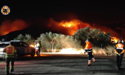 Un incendio agravado por el viento obliga a desalojar pequeños núcleos urbanos en el interior de Valencia |  Comunidad Valenciana |  España