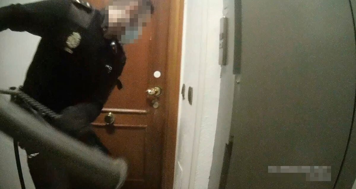 Un jurado declara no culpables a los policías que tiraron una puerta para detener una fiesta ilegal durante la pandemia |  Madrid |  España