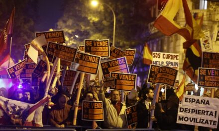 Un millón de manifestantes se concentra ante la sede del PSOE tras 15 días consecutivos de protestas |  España