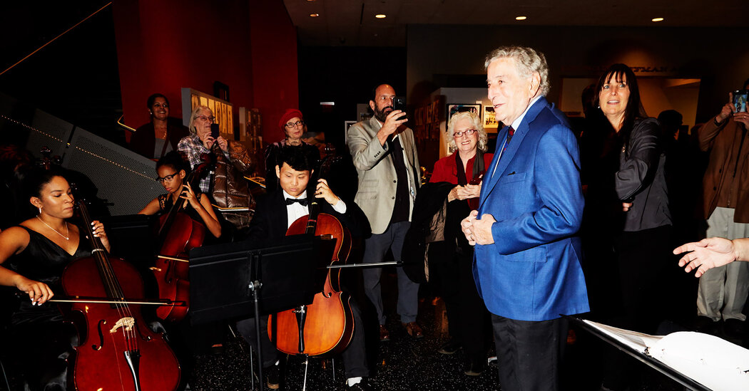 Un saludo a Tony Bennett en una escuela secundaria de Queens