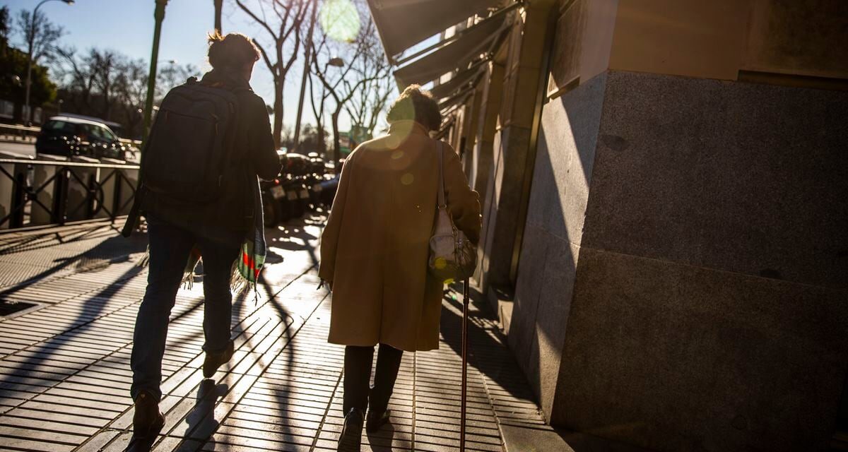 Un tercio de los padres ha ayudado a sus hijos a llegar a fin de mes en el último año |  Economía