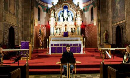 Una estrella del pop filmó un vídeo musical en una iglesia.  El sacerdote fue castigado.
