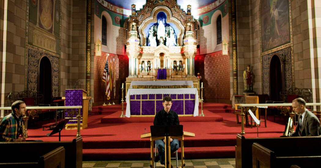 Una estrella del pop filmó un vídeo musical en una iglesia.  El sacerdote fue castigado.