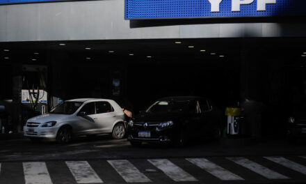YPF aumenta el TLCAN y el gasoil otro 10% en medio de la transición política: cómo quedan los precios