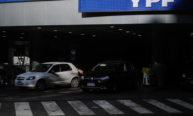 YPF aumenta el TLCAN y el gasoil otro 10% en medio de la transición política: cómo quedan los precios