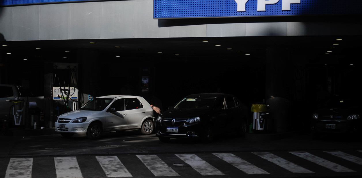 YPF aumenta el TLCAN y el gasoil otro 10% en medio de la transición política: cómo quedan los precios