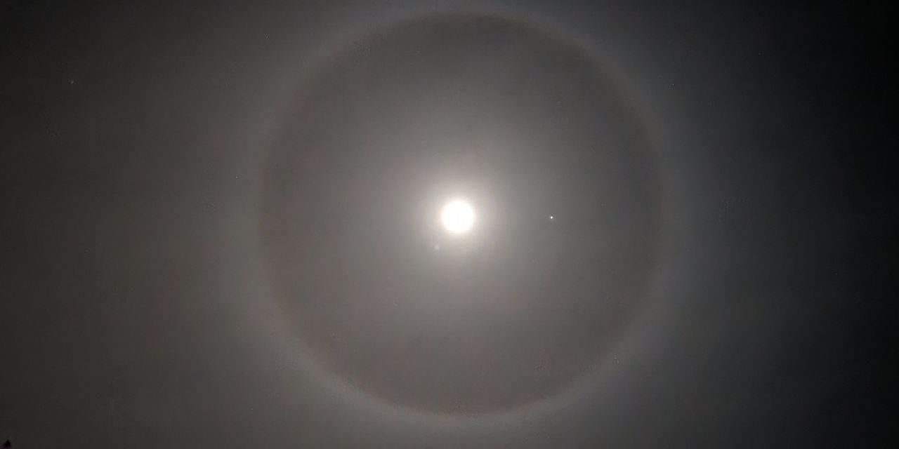 ¿Qué causa un anillo alrededor de la luna?