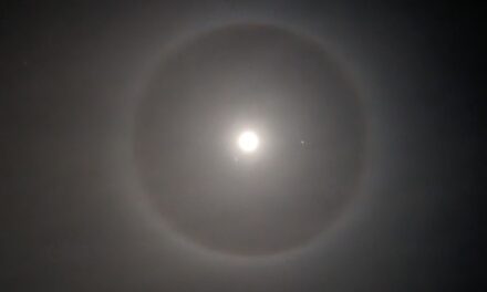 ¿Qué causa un anillo alrededor de la luna?