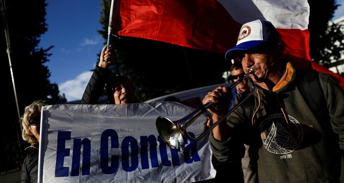Chile rechaza la propuesta de las derechas y se queda con la Constitución nacida en la dictadura de Pinochet