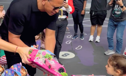ARod repartió juguetes en Miami