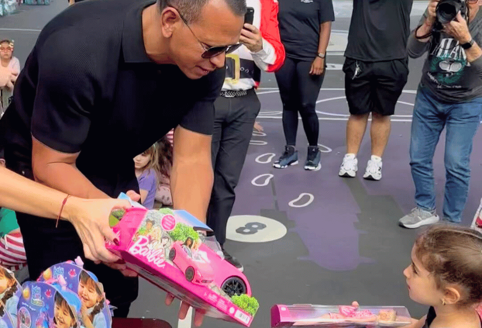 ARod repartió juguetes en Miami