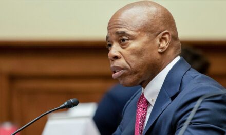 El viaje de Adams a DC incluyó reuniones con líderes