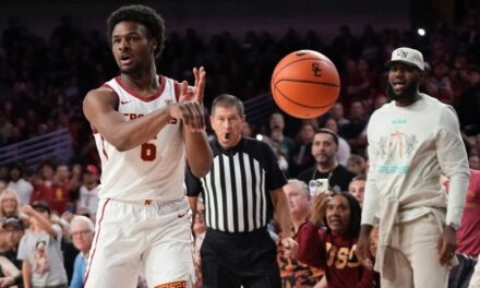 ’Agradecido' Bronny James sale de la banca en su debut en la USC