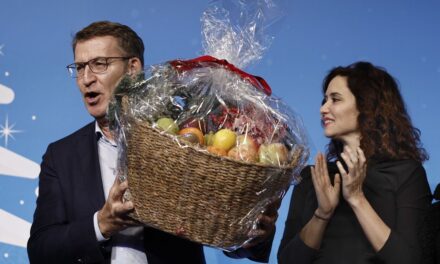 Aguinaldo en la cena de Navidad del PP de Madrid: Ayuso regala cestas de fruta a cuatro afiliados |  España