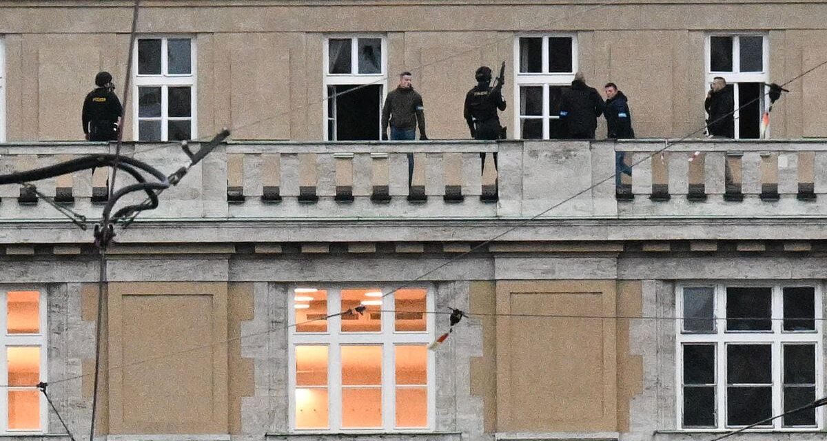 Al menos 10 muertos y decenas de heridos en un tiroteo en el centro de Praga |  internacional