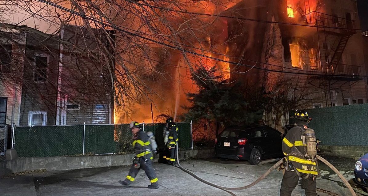 Al menos 5 personas resultaron heridas en el incendio de Williamsburg, dice el FDNY