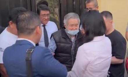 Alberto Fujimori en camino a su mansión (vídeo)
