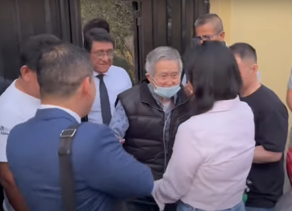 Alberto Fujimori en camino a su mansión (vídeo)