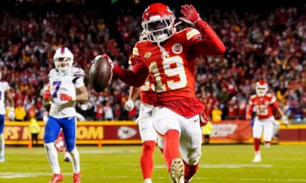 Andy Reid – Kadarius Toney no consultó con el oficial antes de la bandera