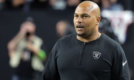 Antonio Pierce construye argumentos para el puesto de entrenador en jefe de los Raiders