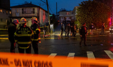 Apuñalamiento en Queens: 5 muertos, incluido el sospechoso, y 2 agentes heridos