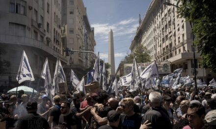 Argentina comienza a aplicar las más de 300 reformas de Milei que abren la puerta al desguace del Estado