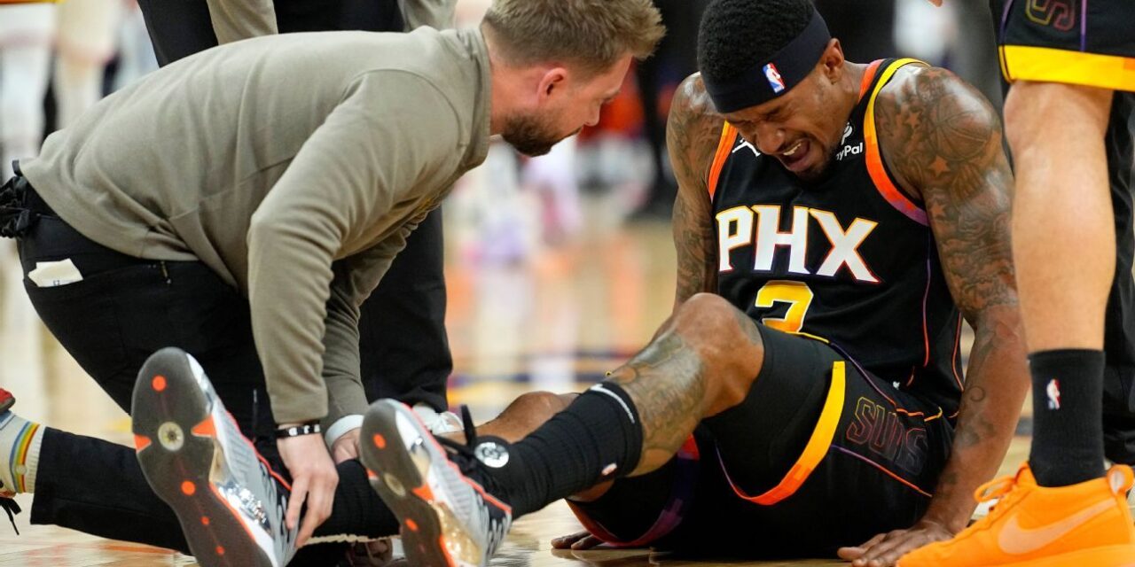 Bradley Beal de los Suns se torce el tobillo en el último revés por lesión