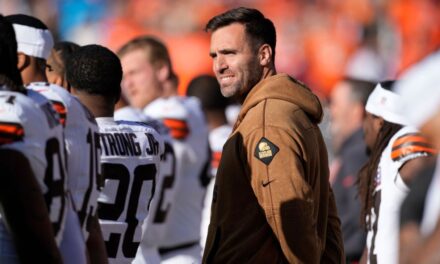 Browns nombran titular a Flacco con Thompson-Robinson fuera