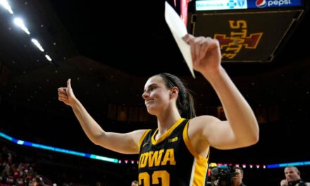 Caitlin Clark de Iowa alcanza los 3.000 puntos en su carrera