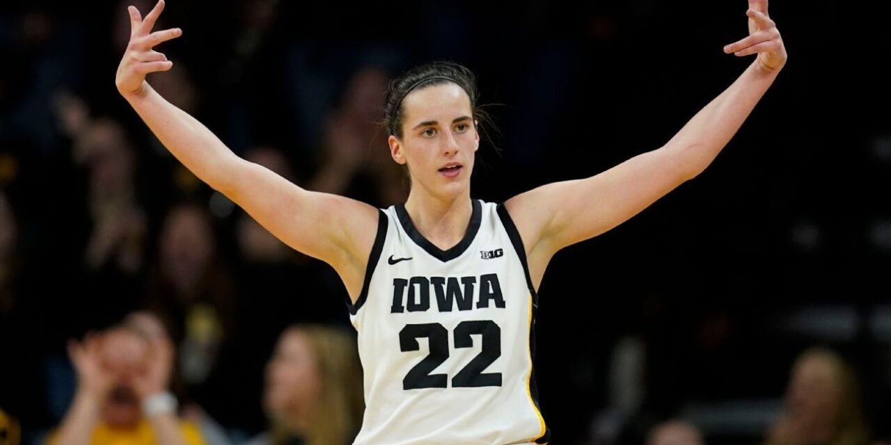 Caitlin Clark de Iowa logra su 13º triple-doble en victoria