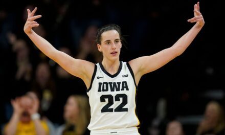 Caitlin Clark de Iowa logra su 13º triple-doble en victoria